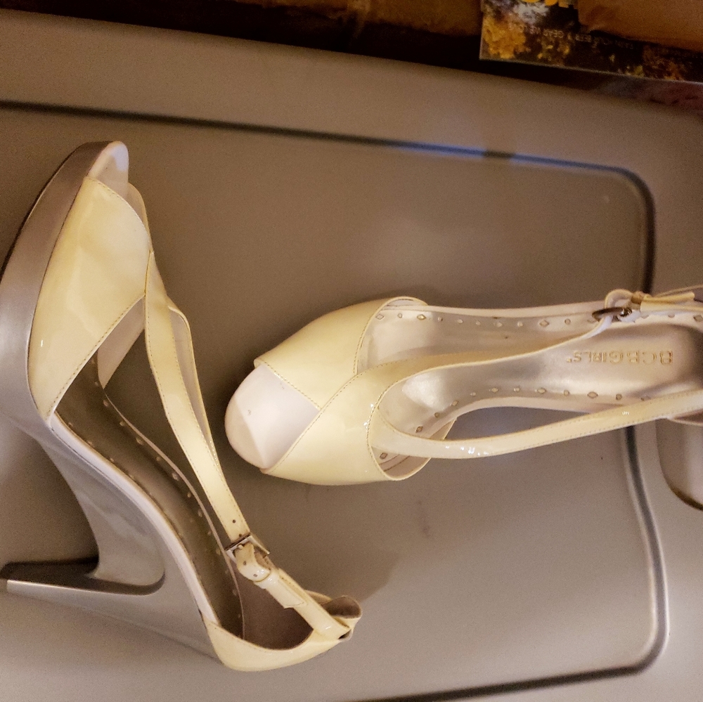 White & silver heels. Tote 7..